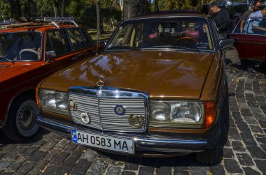 Klasik Alman Mercedes Benz W123 W140 D 1982 Kyiv 'deki Old timer araba toplantısına park etti. 
