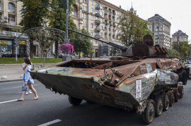 Piyade aracı BMP-2 Ukrayna güçleri tarafından ele geçirildi. Rus askeri teçhizatı sergisi sırasında Khreshchatyk caddesinde sergilendi.