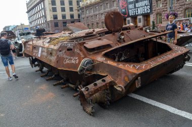 Kyiv 'in merkezindeki Khreshchatyk caddesinde Rus askeri araçlarıyla birlikte imha edilmiş Rus zırhlı özel uçak gemisi MT-LB sergileniyor.