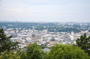 Yüksek Castle Hill 'den Lviv' in merkezindeki eski kasabanın gökyüzü manzarası. Ukrayna