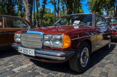 Mercedes-Benz 200 T W123 1984, Kyiv 'deki eski araba fuarında sunulan ve modern E-Sınıfının öncüsü olan bir iş yolcu otomobili ailesidir.
