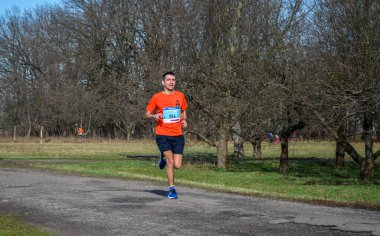Şehirdeki maraton koşusu sırasında sporcular. Fitness ve sağlıklı yaşam tarzı konsepti 
