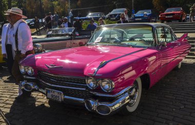 Pembe 1959 Cadillac Eldorado klasik Amerikan arabası Ukrayna 'nın başkenti Kyiv' deki klasik araba geçit töreninde sergilendi. 