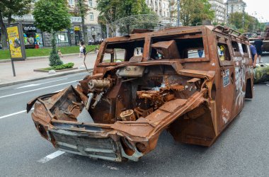 Ukrayna 'daki çatışmalar sırasında Kyiv' de sergilenen Rus piyade zırhlı aracı Tigr hasar gördü.