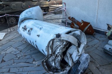 Ukrayna 'nın bombalanan ve bombalanan bölgelerinde bulunan ağır Rus FAB-500 hava bombasının kalıntıları  