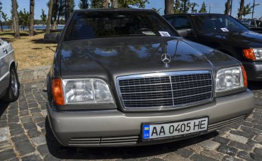 Alman sancak gemisi klasik lüks araba Mercedes-Benz W140 S-sınıfı 1995 yılı şehir caddesinde retro araba sergisi sırasında üretildi.