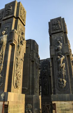 Günbatımında Gürcistan, Tiflis 'in antik tarihini tasvir eden inanılmaz kompleks Günbatımı Günlükleri' ne yakından bakın.