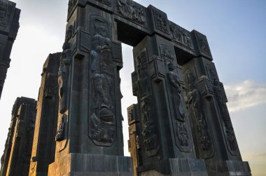 Günbatımında Gürcistan, Tiflis 'in antik tarihini tasvir eden inanılmaz kompleks Günbatımı Günlükleri' ne yakından bakın.
