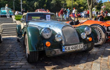 Morgan Plus Four, İngiliz otomobil üreticisi Morgan tarafından üretilen, klasik bir çekiciliği ve stili olan, benzersiz bir modern roadster spor arabasıdır. 