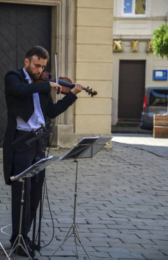 Keman çalan sokak müzisyeni Avrupa şehrinin merkezinde klasik müzik çalıyor
