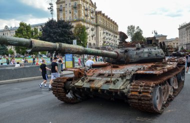 Ukrayna Silahlı Kuvvetleri tarafından 1989 Rus Federasyonu 'nun Khreschatyk caddesindeki silahlı kuvvetlerinin 72-B3 tank modeli yok edildi.