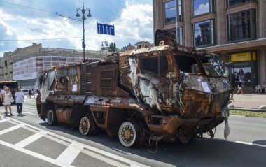 Rus Kamaz Tayfunu, Ukrayna 'nın başkenti Khreshchatyk caddesinde halk için gösterilen pusuya karşı korumalı araç.