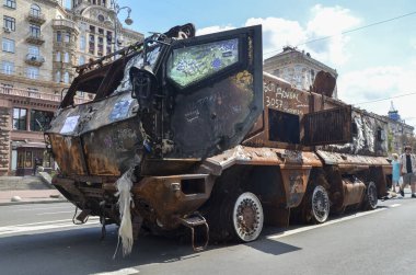 Rus Kamaz Tayfunu, Ukrayna 'nın başkenti Khreshchatyk caddesinde halk için gösterilen pusuya karşı korumalı araç.