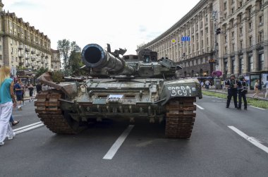 Yanmış bir Rus tankı T-90A Ukrayna 'nın başkenti Kyiv' de yıkılmış Rus askeri araçlarının sergisinde 4 milyon dolara mal oldu.