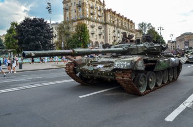 Yanmış bir Rus tankı T-90A Ukrayna 'nın başkenti Kyiv' de yıkılmış Rus askeri araçlarının sergisinde 4 milyon dolara mal oldu.