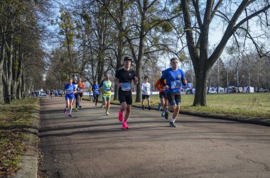 Bir grup sporcu şehir maratonunda koşuyor. Spor, spor ve sağlıklı yaşam tarzı konsepti