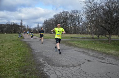 Başkent Ukrayna 'da düzenlenen yıllık yarışmaya maraton koşucuları katılıyor