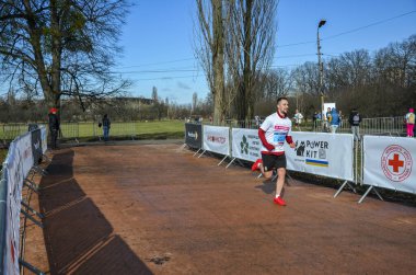 Yaz parkı yolunda koşan genç atletik erkek koşucu. Sağlıklı fitness adamı dışarıda koşuyor..