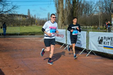 Başkent Ukrayna 'da düzenlenen yıllık yarışmaya maraton koşucuları katılıyor