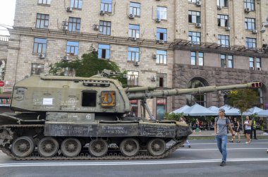 Ukrayna 'nın savaş alanlarında imha edilen Msta-S güdümlü Rus havan topları, ezilmiş askeri teçhizat sergisi kapsamında sergileniyor.