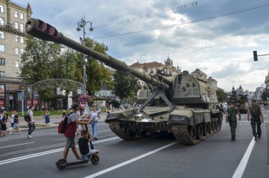 Ukrayna 'nın savaş alanlarında imha edilen Msta-S güdümlü Rus havan topları, ezilmiş askeri teçhizat sergisi kapsamında sergileniyor.