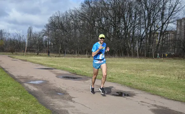 Şehir maratonu sırasında dışarıda koşan sporcular. Sokakta spor yapıyor. Sağlıklı yaşam tarzı kavramı