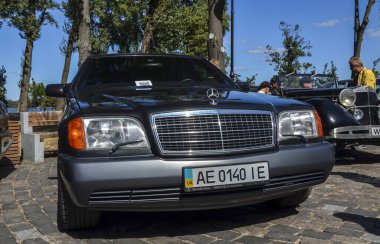 Siyah zırhlı eski klasik Mercedes Mercedes Benz S-Sınıfı W140 S600 1994 Kyiv 'de klasik araba sergisinde