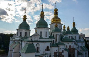 Aziz Sophia Katedrali 'nin 11. yüzyıla dayanan haçları ve kubbeleri Ukrayna' nın başkenti Kyiv 'in olağanüstü bir mimari anıtıdır.
