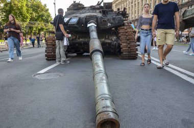 Ukrayna 'nın savaş alanlarında yok edilen Rus Federasyonu silahlı kuvvetlerinin T-72 Tankı, Kyiv' deki serginin bir parçası olarak görülüyor.
