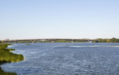 Metro köprüsü ve Dnipro nehri güneşli bir günde. Kyiv, Ukrayna