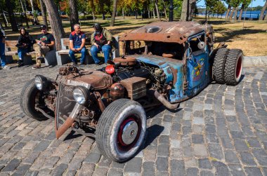 8 silindirli Mercedes-Benz motoru (M119) ve eski araba fuarındaki BMW vitrininden manüel şanzımanı olan klasik bir hot roadster (hot roadster).