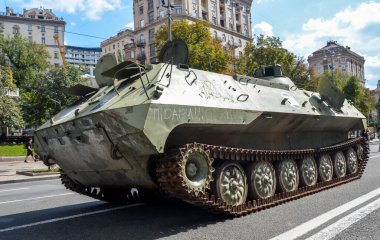 MT-LB komuta ve personel aracı, Kyiv 'deki Khreshchatyk' te ele geçirilen Rus teçhizatı ve imha gösterisinde