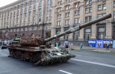 Kyiv 'deki sergi sırasında Khreshchatyk caddesinin ortasına park edilmiş Rus Federasyonu silahlı kuvvetlerinin yanmış ve hasar görmüş T-72 tankı.