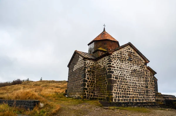 Ortaçağ Ortodoks Sevanavank Manastırı Sevan Gölü kıyısında, Ermenistan