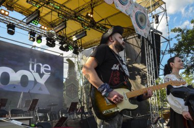 Sahnede gitar çalan elektro gitarist ya da gitarist. canlı ses ve yetenek konsepti