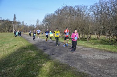 Ukrayna 'nın başkenti Kyiv' de düzenlenen yıllık yarışmaya maraton koşucuları katılıyor
