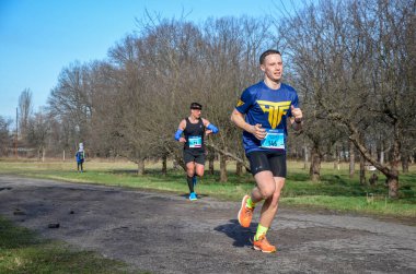 Ukrayna 'nın başkenti Kyiv' de düzenlenen yıllık yarışmaya maraton koşucuları katılıyor