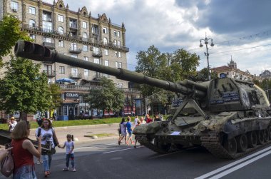  Ukrayna 'nın başkenti Khreshhatyk Caddesi' ndeki imha edilmiş Rus askeri teçhizatının sergilendiği sırada yanmış ve tahrip edilmiş bir şekilde uçan Msta-S motorlu havan topu.