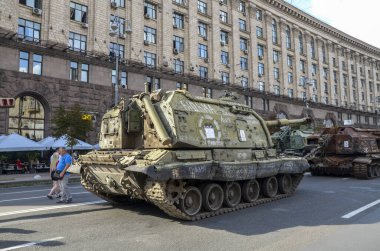  Ukrayna 'nın başkenti Khreshhatyk Caddesi' ndeki imha edilmiş Rus askeri teçhizatının sergilendiği sırada yanmış ve tahrip edilmiş bir şekilde uçan Msta-S motorlu havan topu.