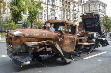 İnsanlar yanmış Rus çoklu fırlatma roket sistemi BM-21 Grad 'ın yanından geçiyor ve Ukrayna' nın başkenti Kyiv 'in merkezindeki Khreshchatyk Caddesi' nde fotoğraf çekiyor..