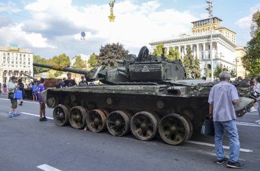 T-90A ana savaş tankı (Rus Federasyonu) Ukrayna Silahlı Kuvvetleri tarafından Ukrayna 'nın başkenti Kyiv' deki imha edilmiş Rus askeri teçhizatının sergilendiği sergide imha edildi.
