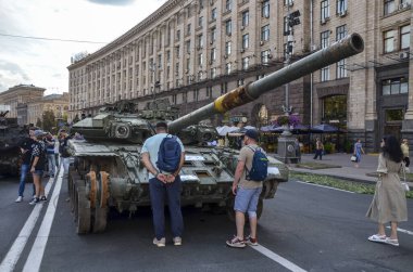 T-90A ana savaş tankı (Rus Federasyonu) Ukrayna Silahlı Kuvvetleri tarafından Ukrayna 'nın başkenti Kyiv' deki imha edilmiş Rus askeri teçhizatının sergilendiği sergide imha edildi.