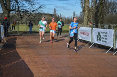 Şehirde koşan maraton sırasında çok sayıda sporcu. fitness ve sağlıklı yaşam tarzı konsepti