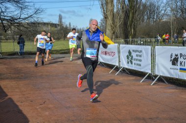 Şehirde koşan maraton sırasında çok sayıda sporcu. fitness ve sağlıklı yaşam tarzı konsepti