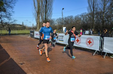 Şehirde koşan maraton sırasında çok sayıda sporcu. fitness ve sağlıklı yaşam tarzı konsepti