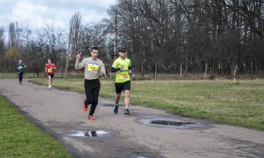 Bir sürü insan ya da sporcu şehir sokaklarında maraton koşuyor.