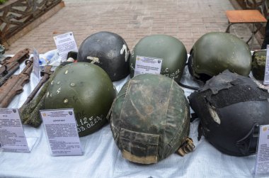 Rus Federasyonu 'nun silahlı kuvvetlerinin askeri zırhlı miğferi kurşunlara ve enkazlara karşı korunmak üzere tasarlanmıştır.
