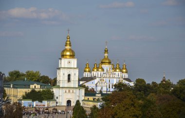 Aziz Michael 'ın Altın Kubbe Manastırı, Sophia Katedrali' nin çan kulesinden St. Michael Meydanı 'na kurulmuştur. Ukrayna 'nın başkenti Kyiv' de ünlü turizm merkezleri