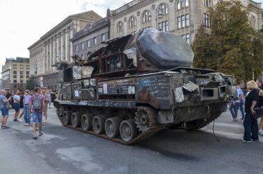 Rus askeri araçlarının sergilendiği Khreschatyk caddesinde sergilenen hava füze sistemi Buk M2 hava savunma sistemi