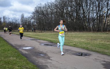 Kyiv 'de yarışan kadın koşucu. Spor ve sağlıklı spor
